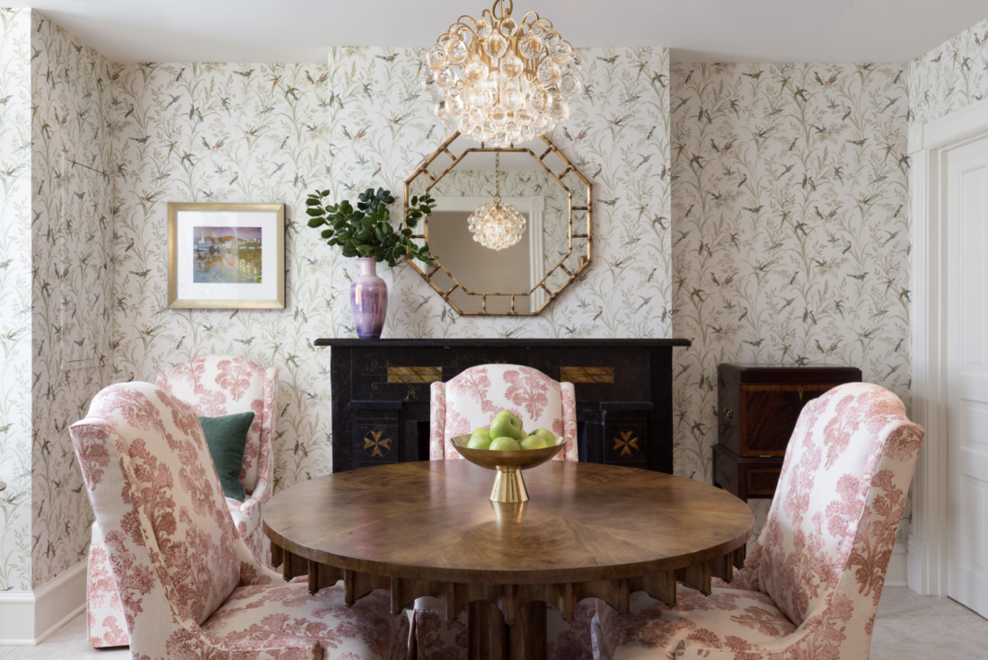 Dining room, wallpaper, chandelier, mirror