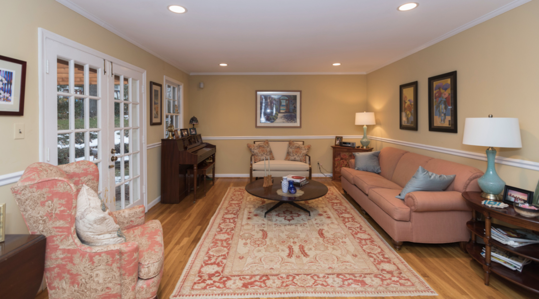 A coral and gold living room before an interior design makeover