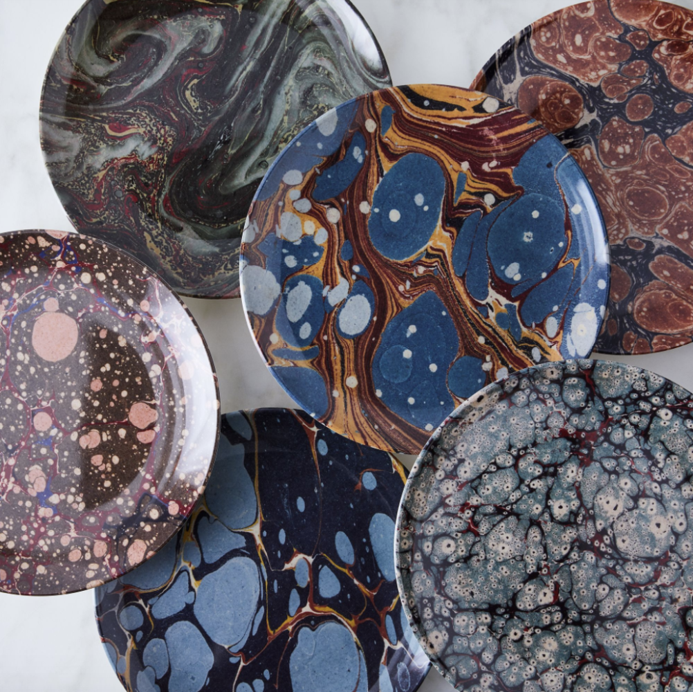 Plastic plates with marbleized pattern