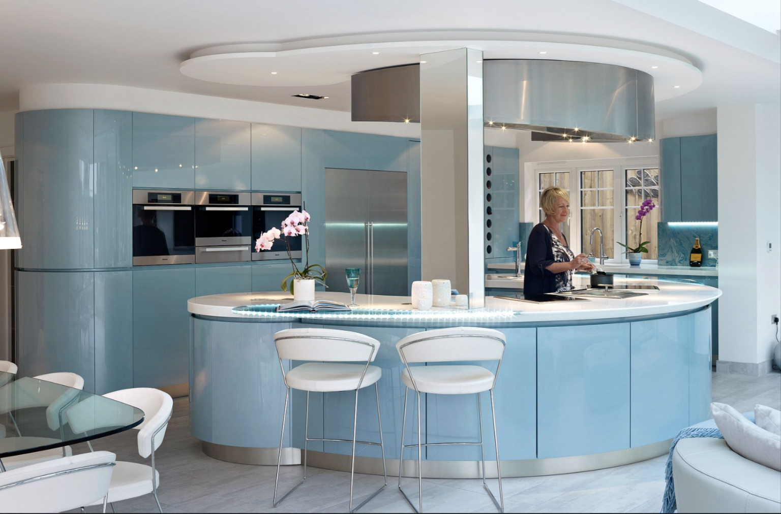 Are curvy kitchens a thing in 2024? : Annie Elliott Design