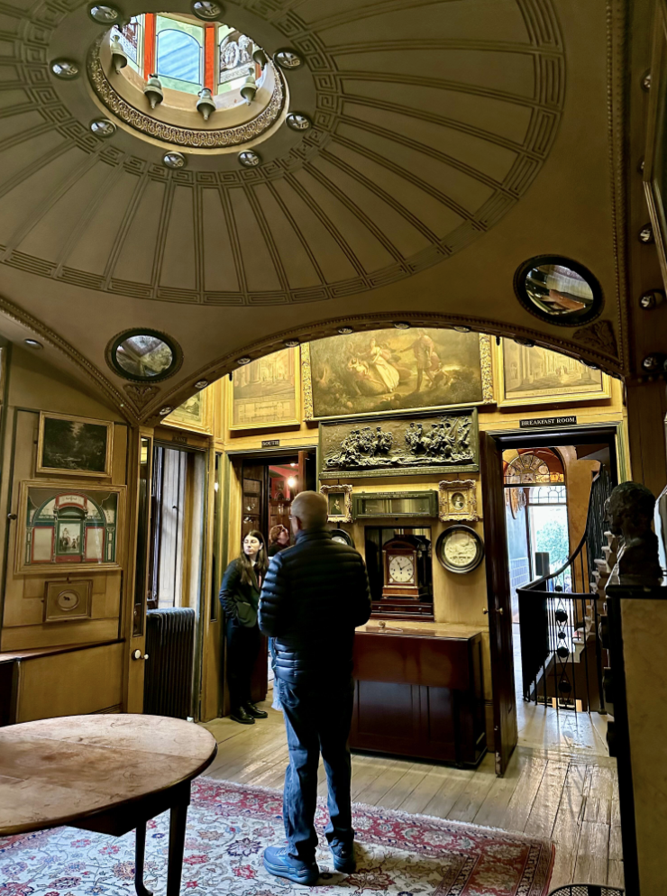 Room with domed ceiling with stained glass surrounded by mirrors