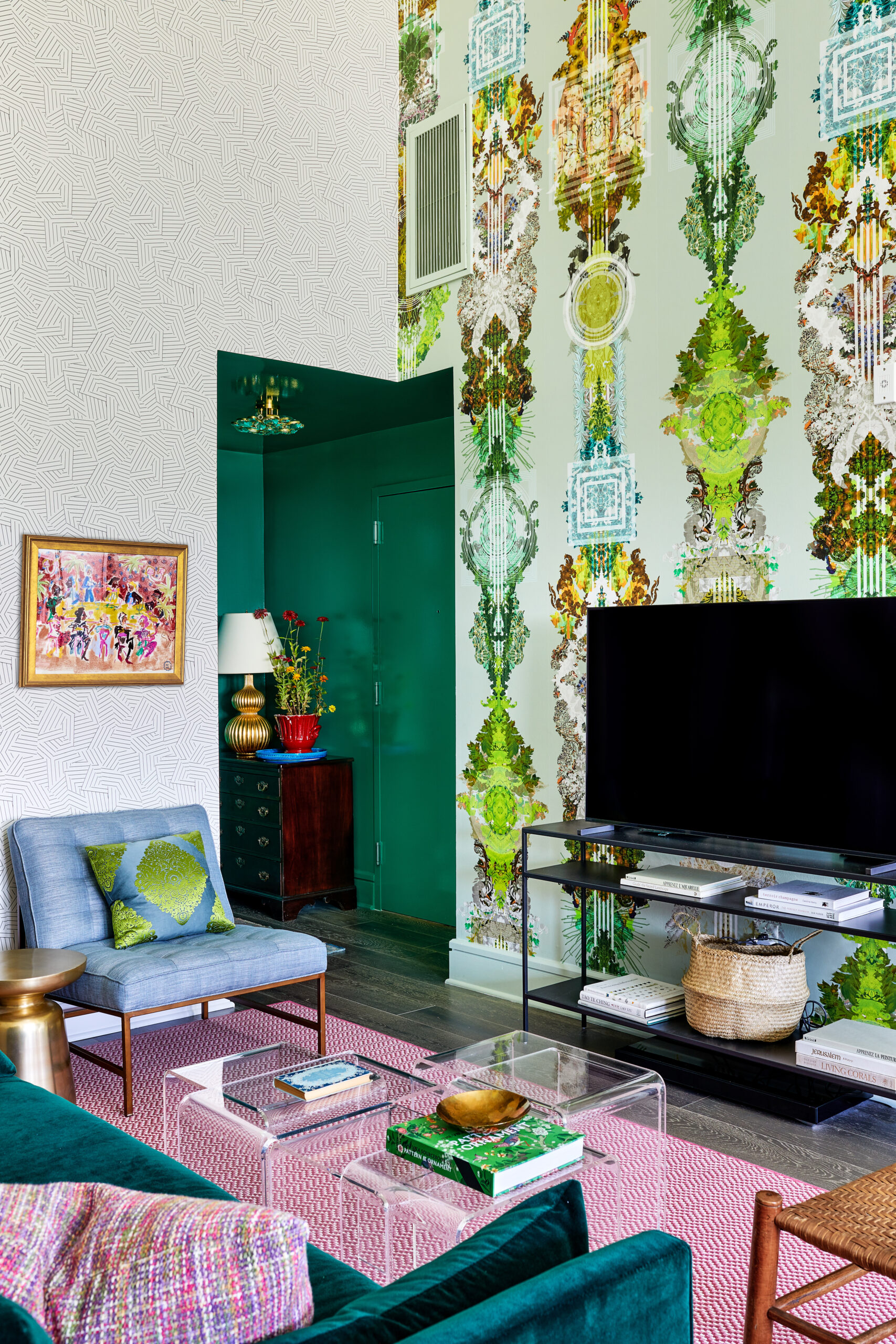 Living room with a black and white wallpaper and a green patterned wallpaper.