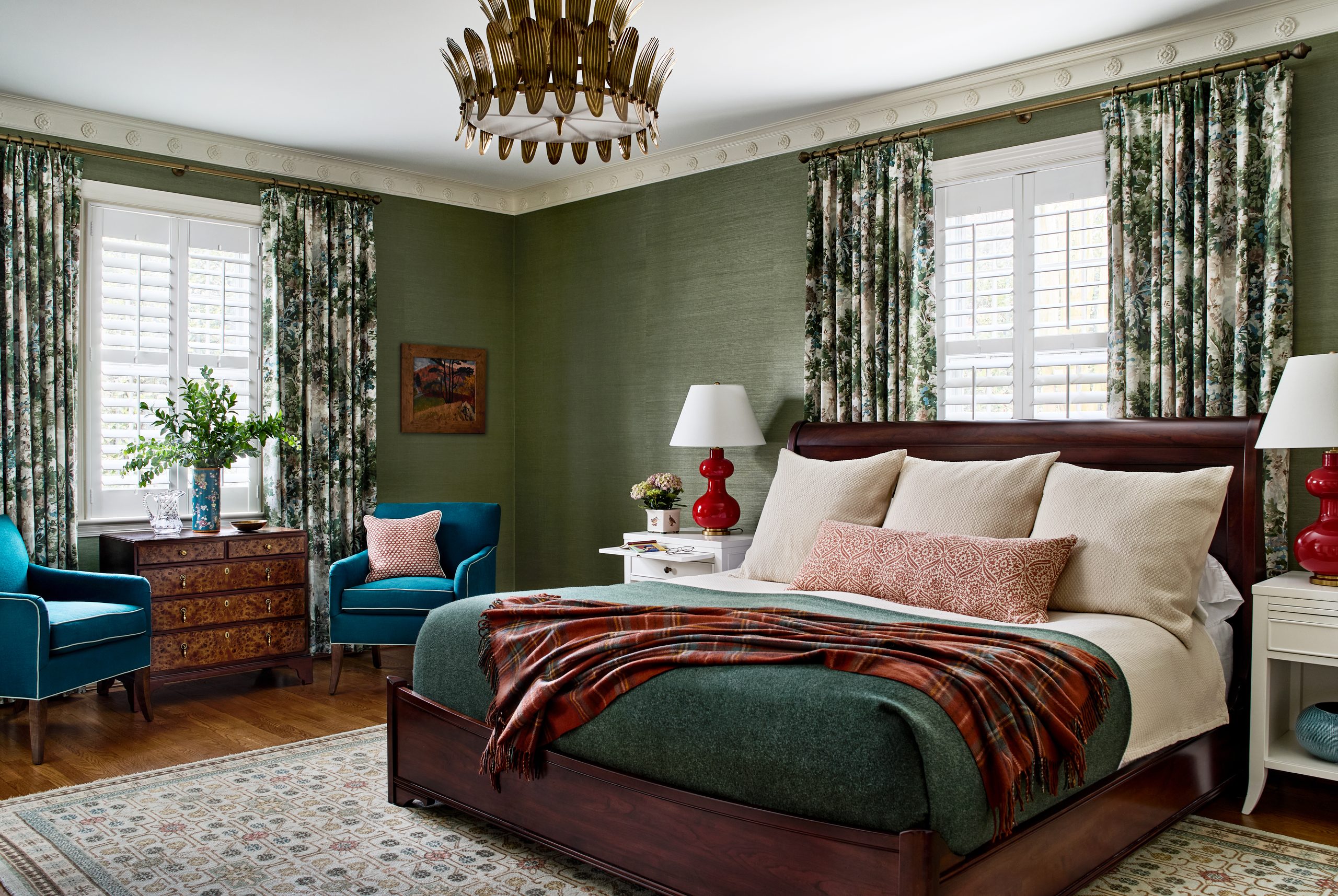 Bed with lumbar pillow in front of 3 Euro pillows