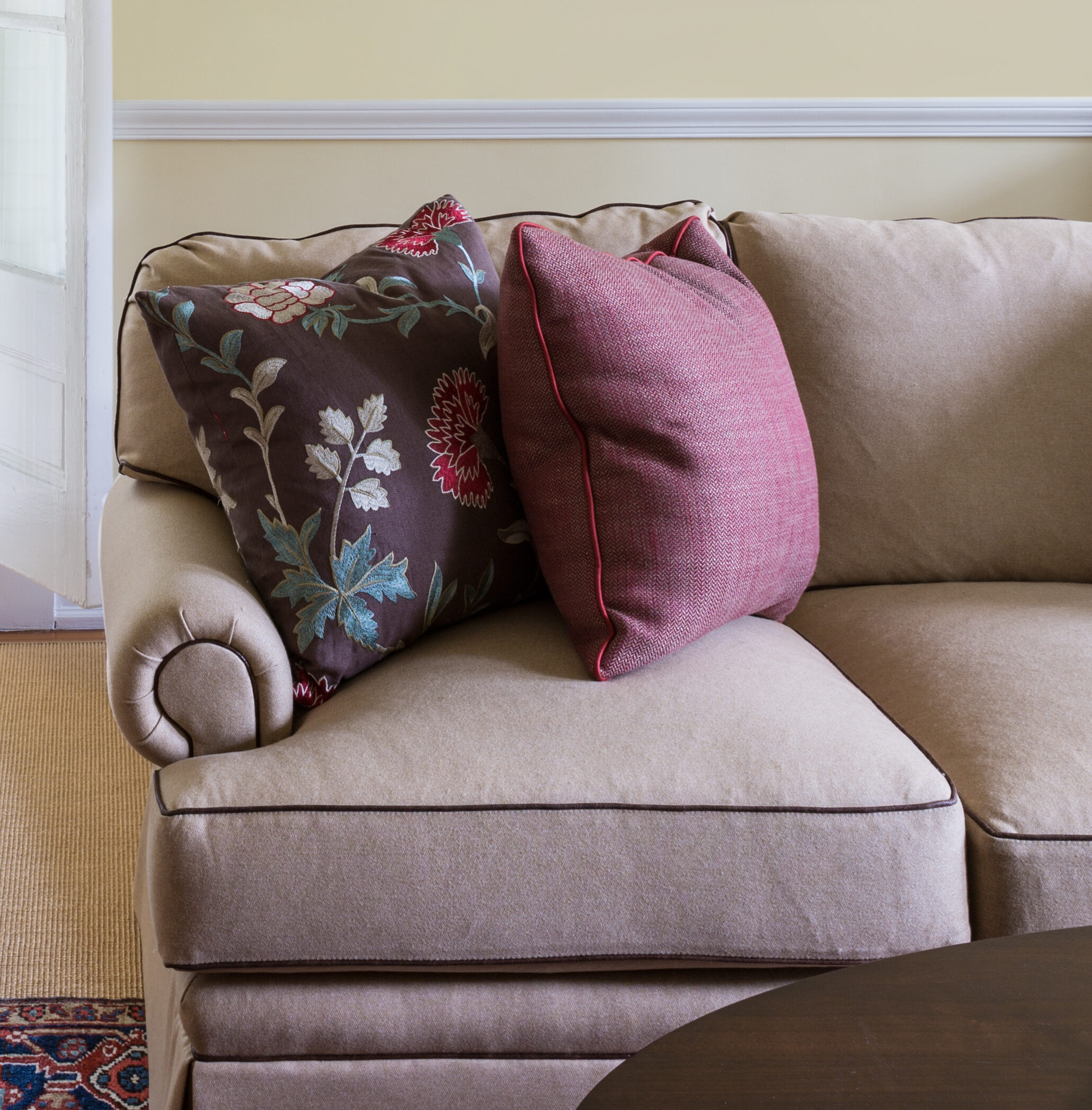 Sofa pillows with thin red cording